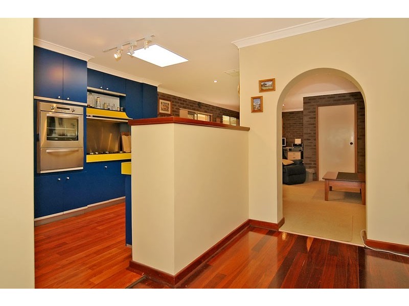 16 Churchill Drive, Swan View WA 6056