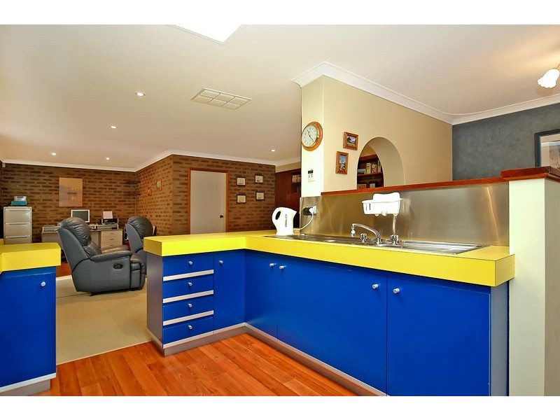 16 Churchill Drive, Swan View WA 6056