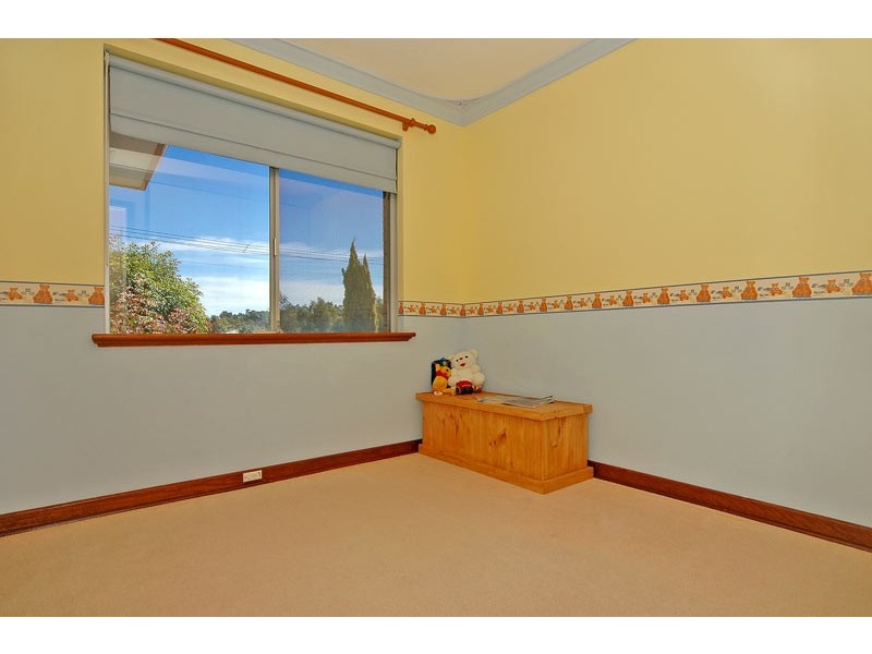 16 Churchill Drive, Swan View WA 6056