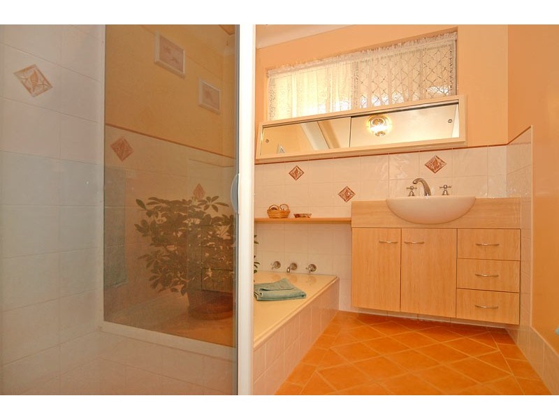 16 Churchill Drive, Swan View WA 6056