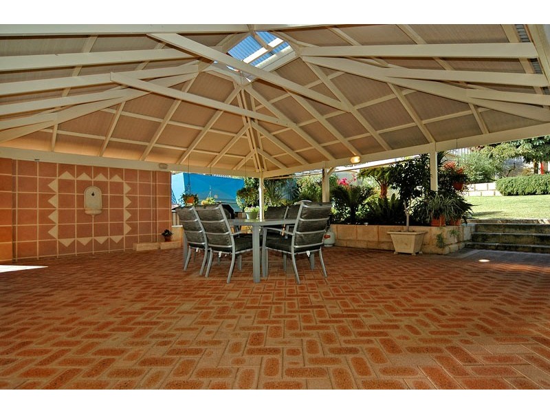 16 Churchill Drive, Swan View WA 6056