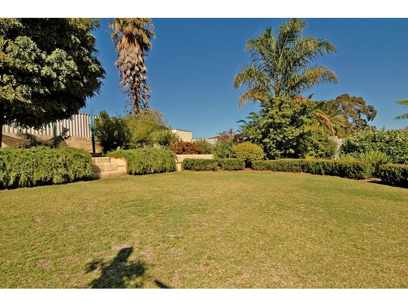 16 Churchill Drive, Swan View WA 6056