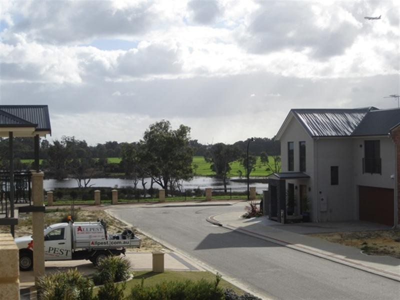 2/19 Aquaviva Circle, Viveash WA 6056