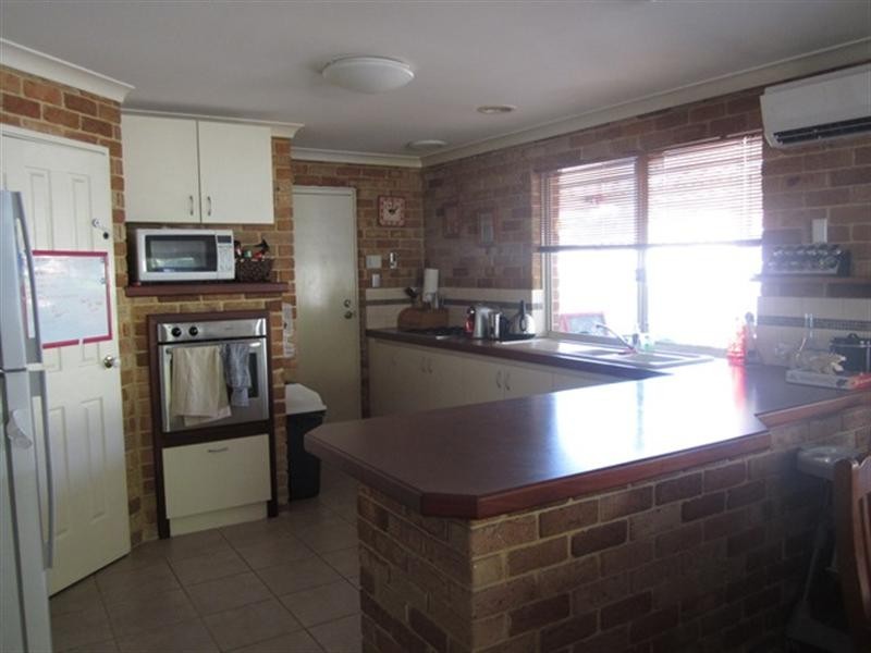 8 Thaxted Place, Swan View WA 6056