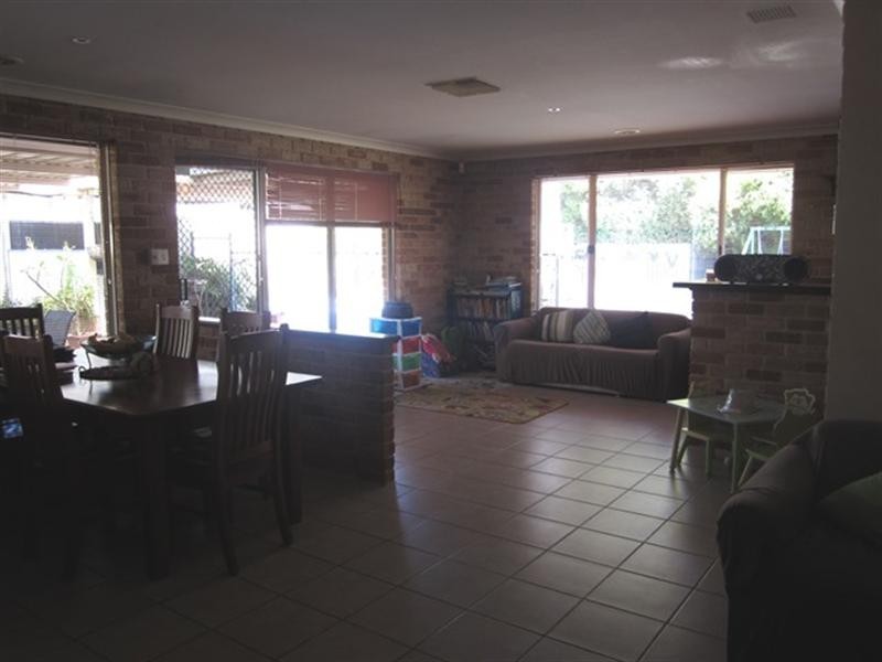 8 Thaxted Place, Swan View WA 6056