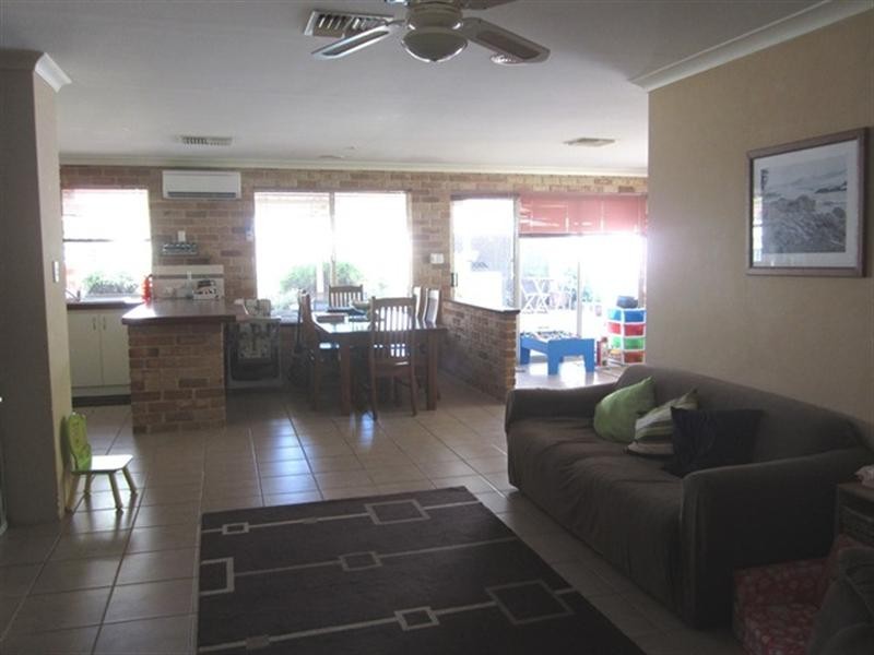 8 Thaxted Place, Swan View WA 6056