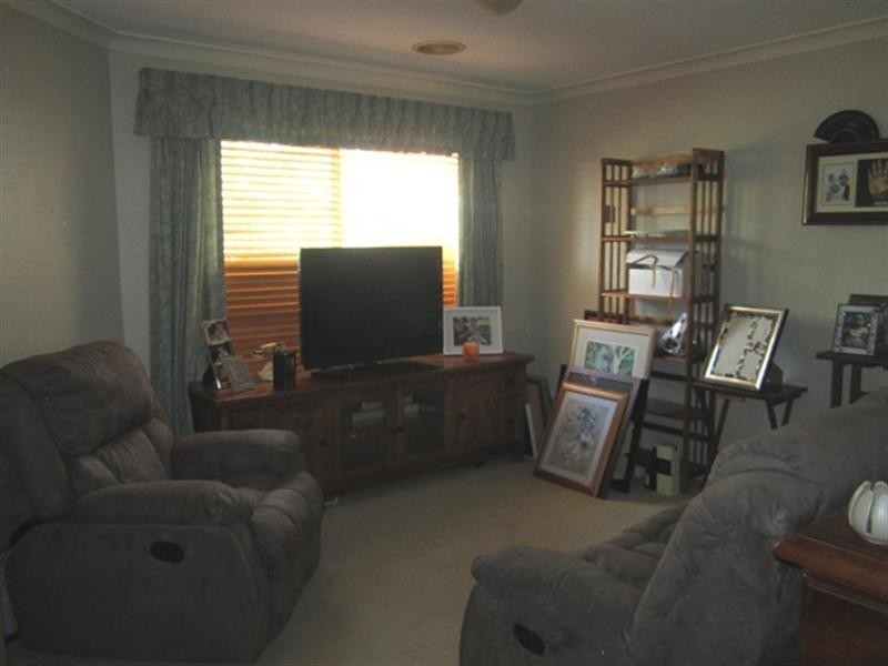 8 Thaxted Place, Swan View WA 6056