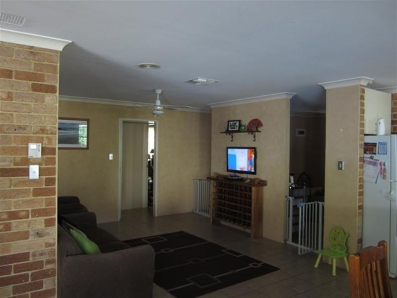 8 Thaxted Place, Swan View WA 6056