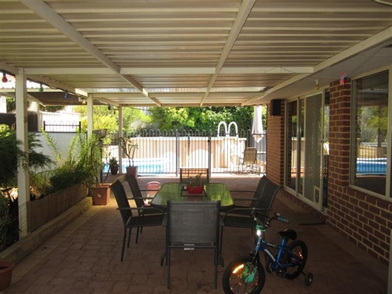 8 Thaxted Place, Swan View WA 6056