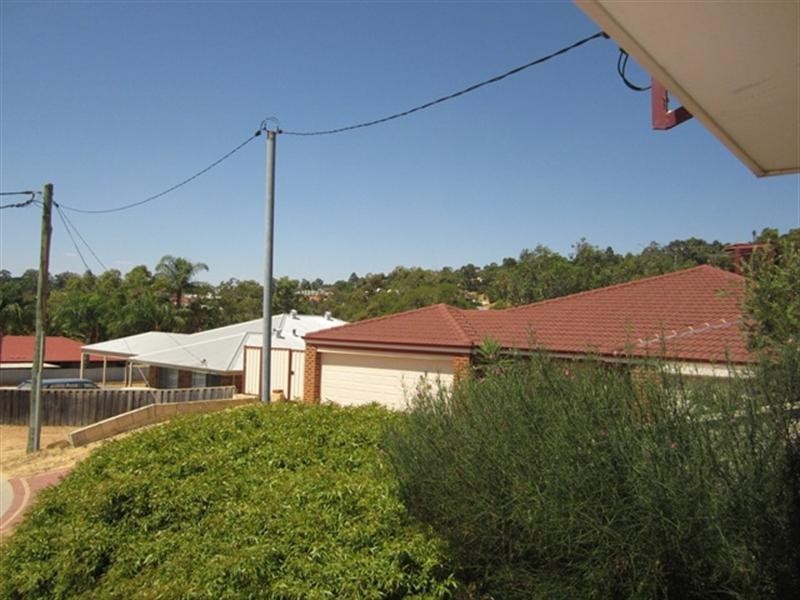 8 Thaxted Place, Swan View WA 6056