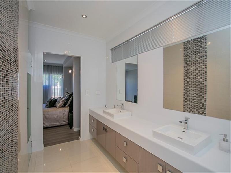 33 Pexton Drive, South Guildford WA 6055