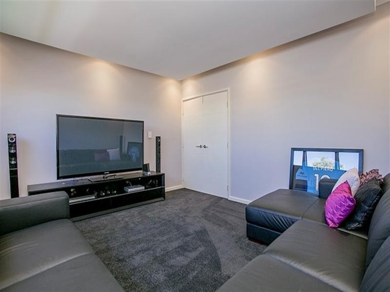 33 Pexton Drive, South Guildford WA 6055