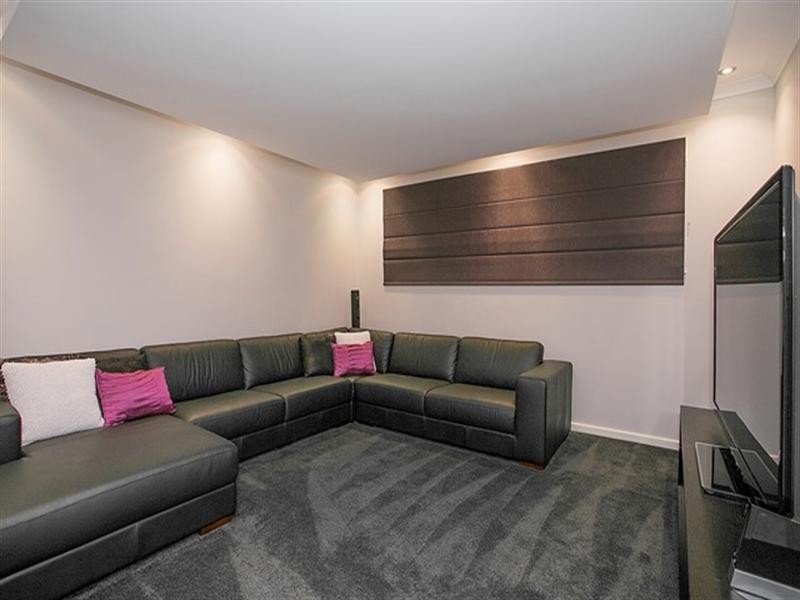 33 Pexton Drive, South Guildford WA 6055