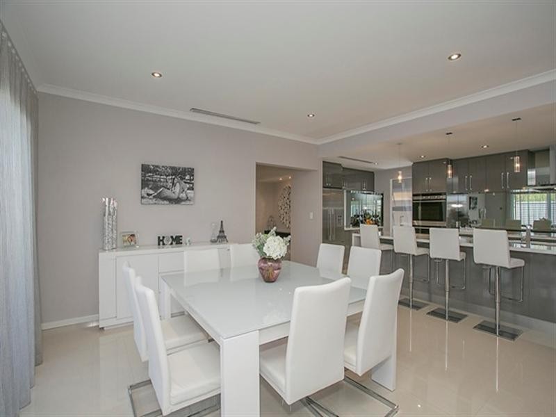 33 Pexton Drive, South Guildford WA 6055