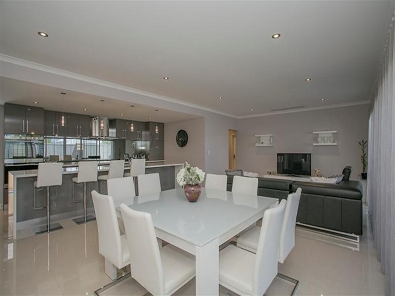 33 Pexton Drive, South Guildford WA 6055