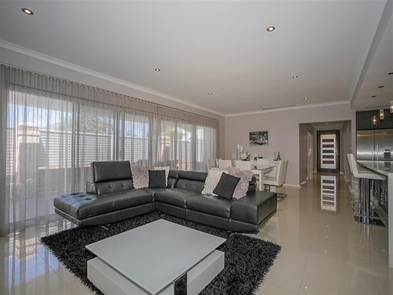 33 Pexton Drive, South Guildford WA 6055