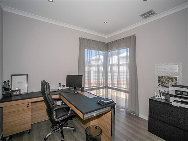 33 Pexton Drive, South Guildford WA 6055