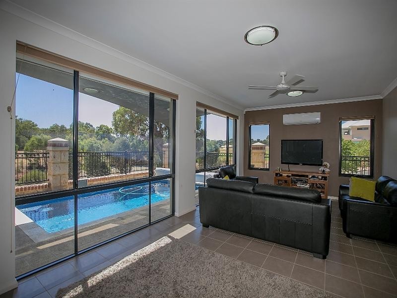 22 Freeth Turn, South Guildford WA 6055