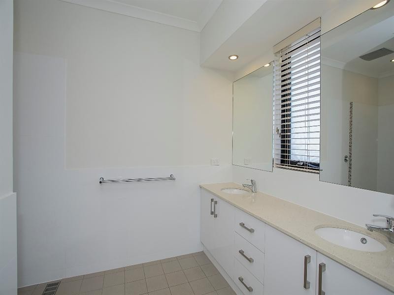 22 Freeth Turn, South Guildford WA 6055