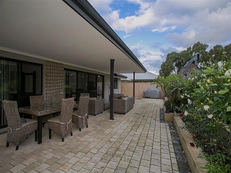 15 Januk Turn, South Guildford WA 6055