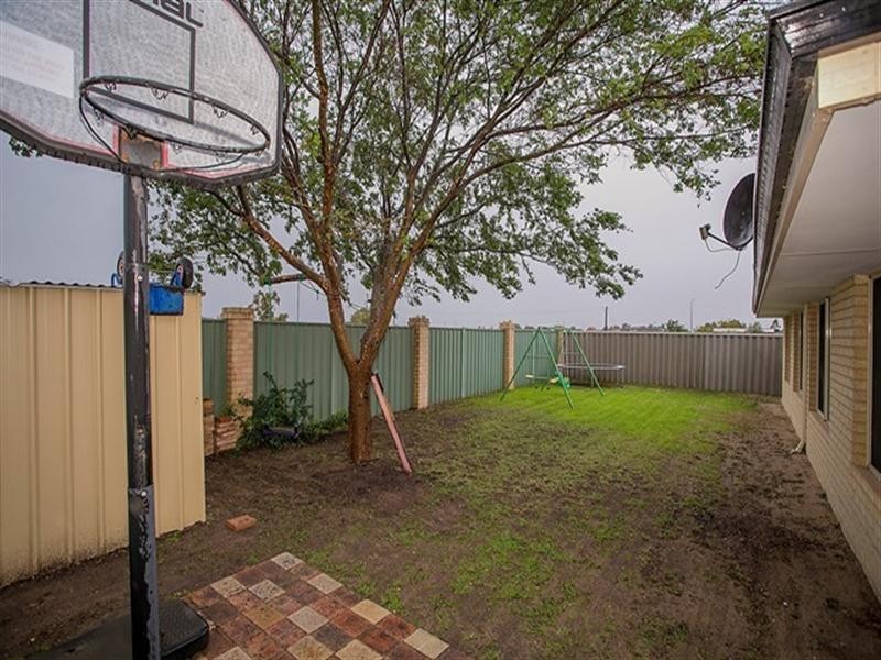 35 Alsace Avenue, Caversham WA 6055