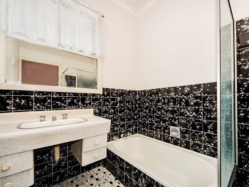 18 Victoria Parade, Midvale WA 6056