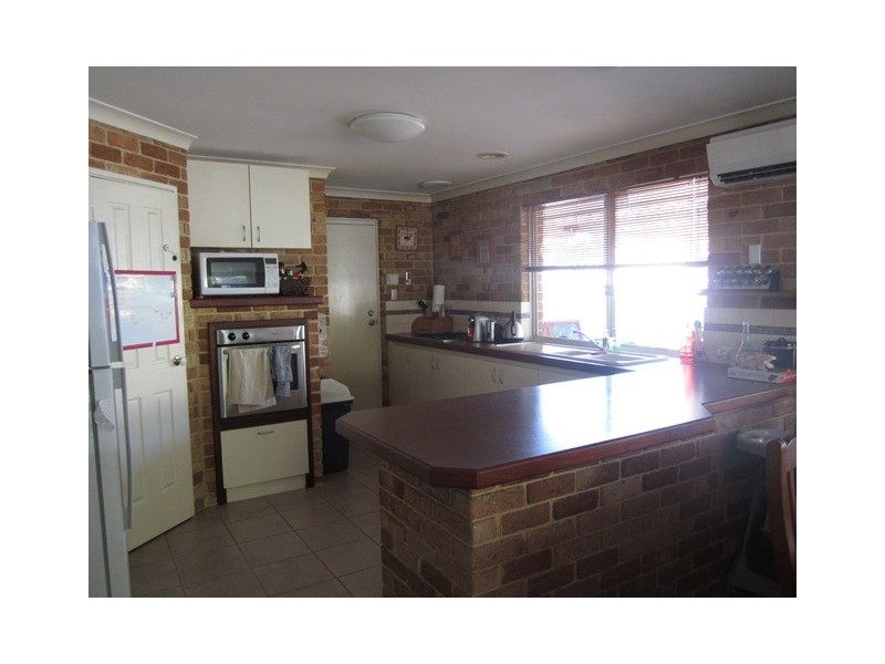 8 Thaxted Place, Swan View WA 6056