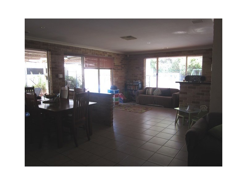 8 Thaxted Place, Swan View WA 6056