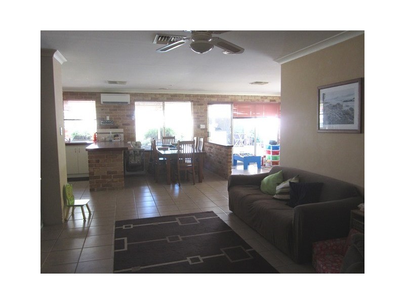 8 Thaxted Place, Swan View WA 6056