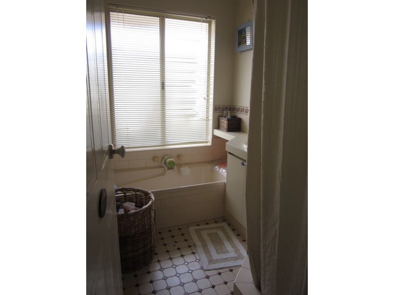 8 Thaxted Place, Swan View WA 6056