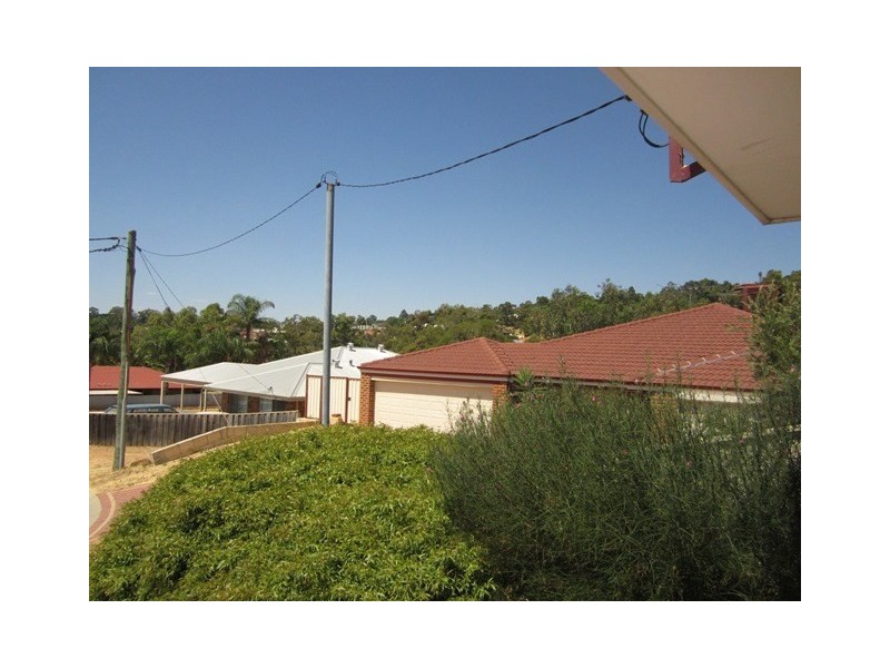 8 Thaxted Place, Swan View WA 6056