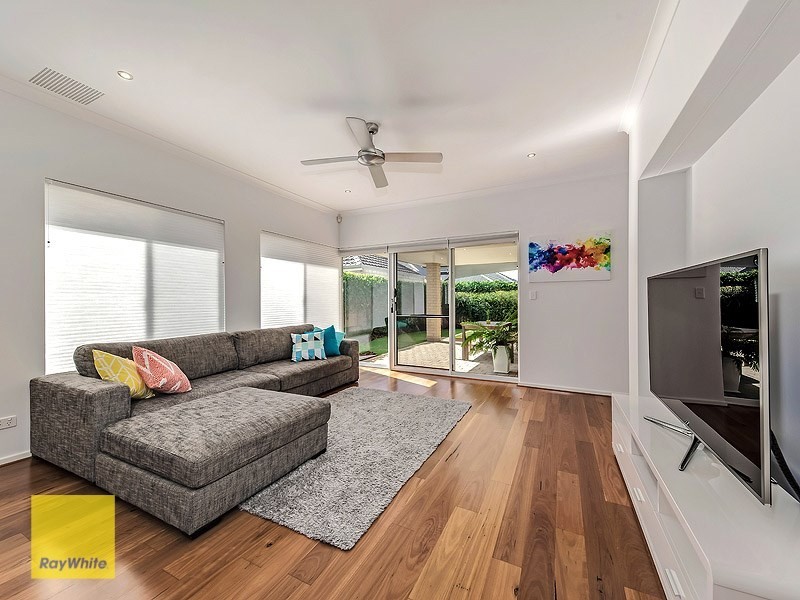 16 Parkfarm Drive, South Guildford WA 6055