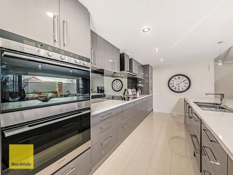 33 Pexton Drive, South Guildford WA 6055