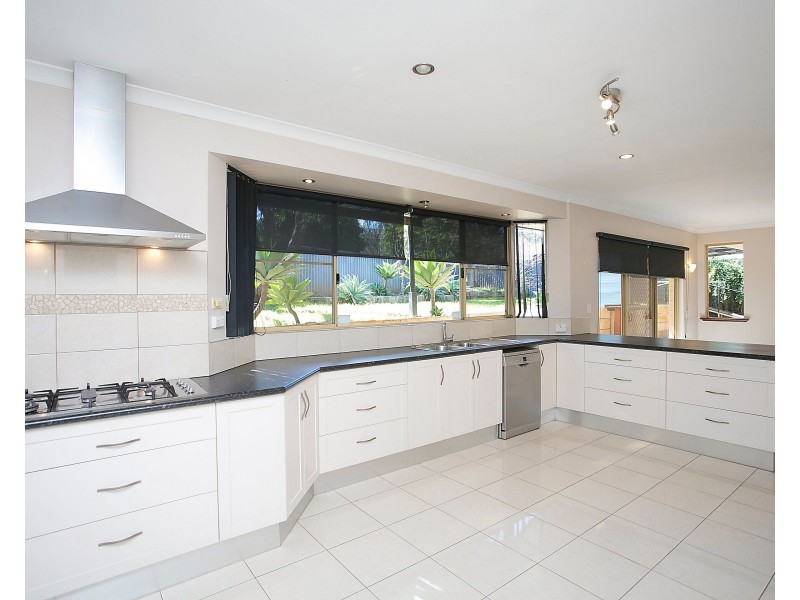 9 Stirling Close, Swan View WA 6056