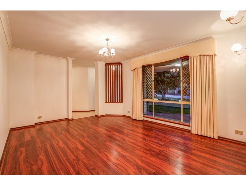 32 Christowe Drive, Swan View WA 6056