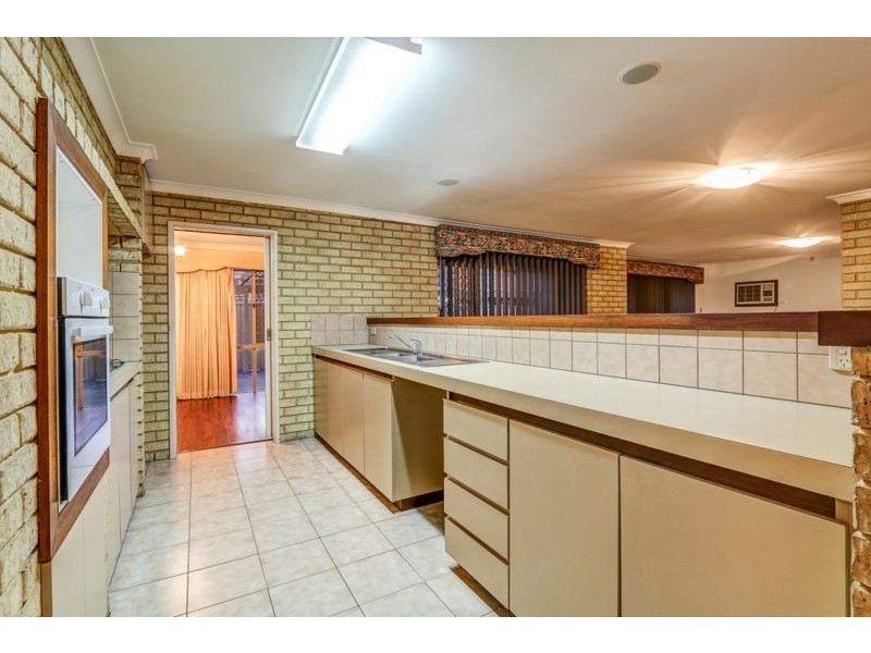 32 Christowe Drive, Swan View WA 6056