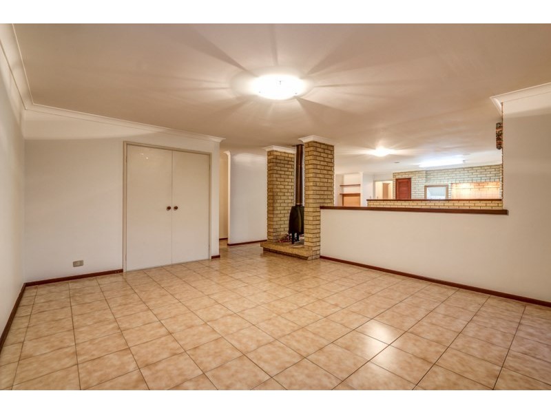 32 Christowe Drive, Swan View WA 6056