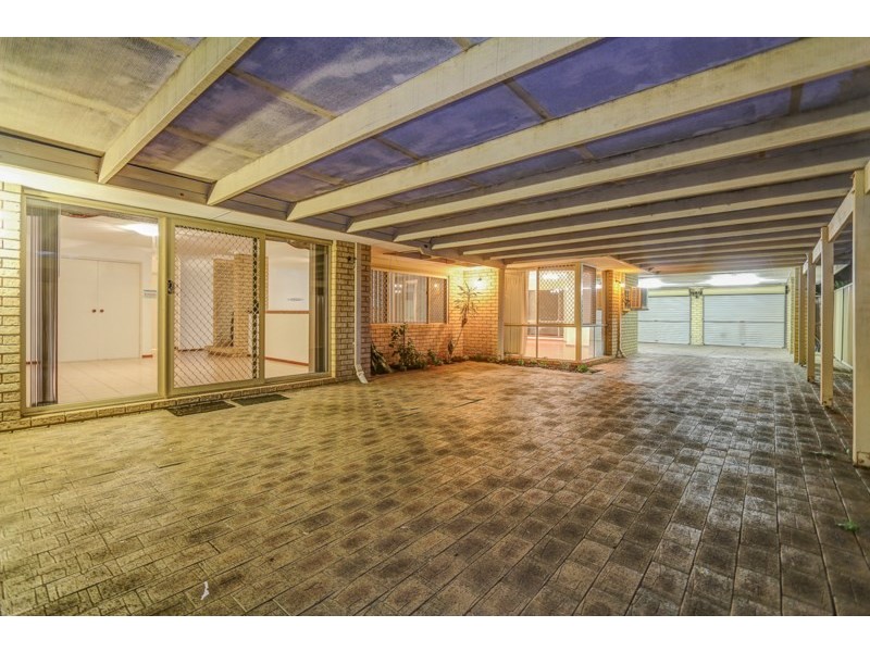 32 Christowe Drive, Swan View WA 6056