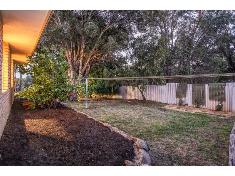 32 Christowe Drive, Swan View WA 6056
