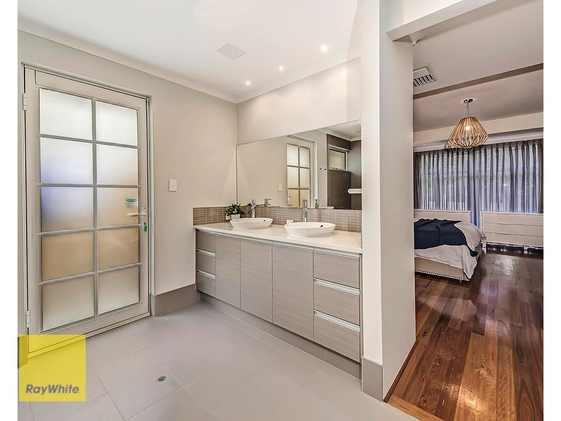 4 Pexton Drive, South Guildford WA 6055