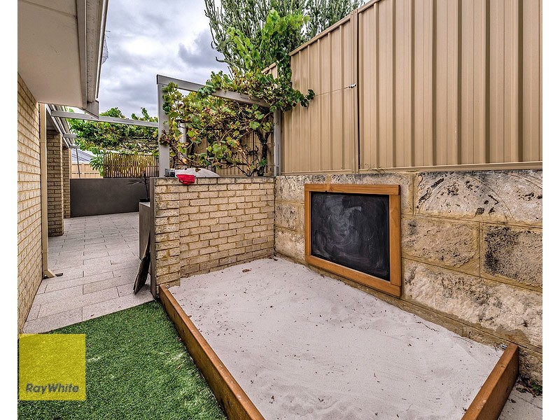 4 Pexton Drive, South Guildford WA 6055