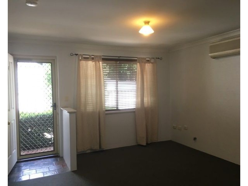 Unit 4, 33 Holmesdale Road, Woodbridge WA 6056