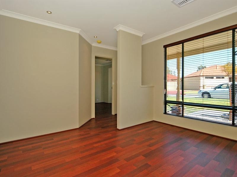 61 Courtland Crescent, Redcliffe WA 6104