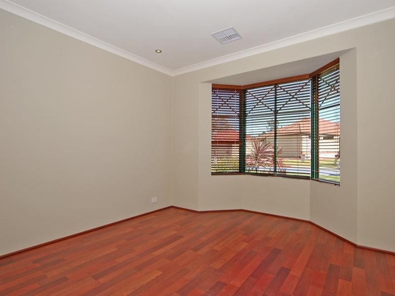 61 Courtland Crescent, Redcliffe WA 6104