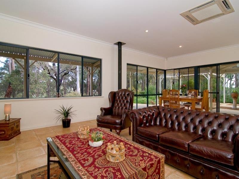 121 Lakeview Drive, Gidgegannup WA 6083