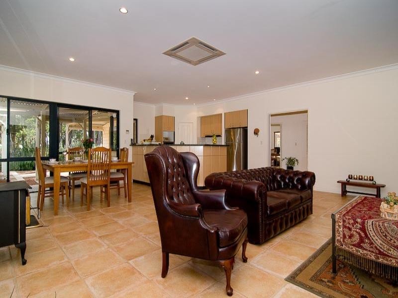 121 Lakeview Drive, Gidgegannup WA 6083