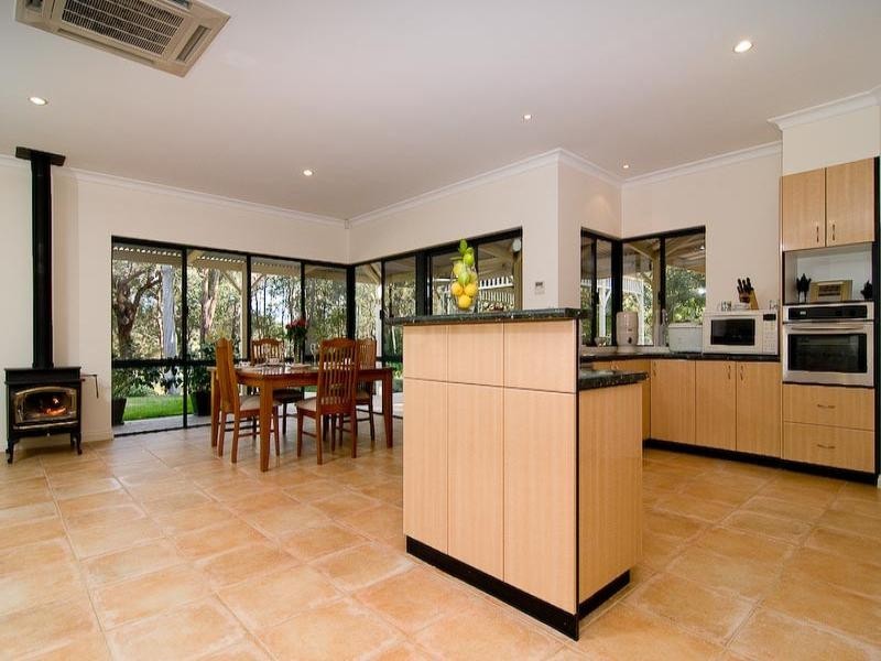 121 Lakeview Drive, Gidgegannup WA 6083