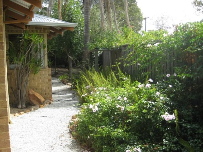 12 Cockatoo Drive, Mundaring WA 6073