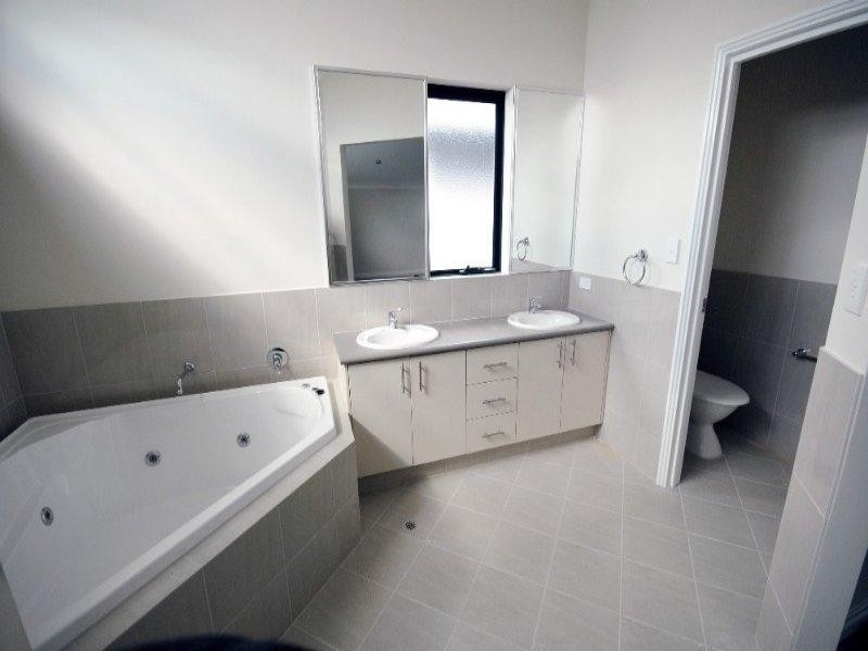 2/2 Hebe Lane, Woodbridge WA 6056