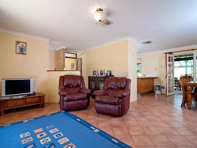 38 Chateau Place, Belhus WA 6069